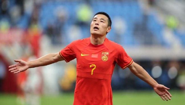 ——没有提前换下厄德高我们有五名替补，而且在某些位置人手也很短缺，我们必须优先考虑让谁休息。
